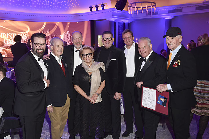 Marc Peine (Kinderlachen e.V.), Max Schautzer, Christian Vosseler (Kinderlachen e.V.), Rosi Schipflinger, Gregor Gebhardt, Gerhard Bosse (General Manager des Hotels „Grand Tirolia“), Jörg T. Böckeler (Dorint CEO), Frédéric Prinz von Anhalt beim „1. Kinderlachen Christmas Gala“ im Hotel Grand Tirolia in Kitzbühel am 21.12.2024 (©Foto: BrauerPhotos / Goran Nitschke) 